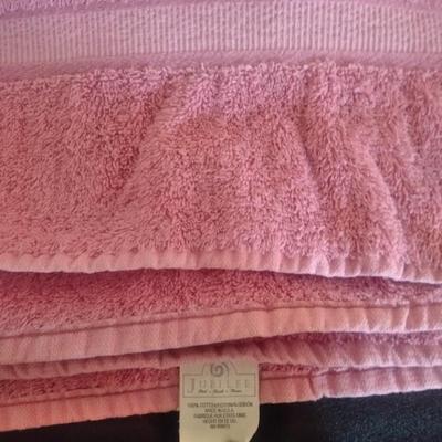 Bath towels, washcloths, makeup bag, and a two-piece Bathroom organizing set