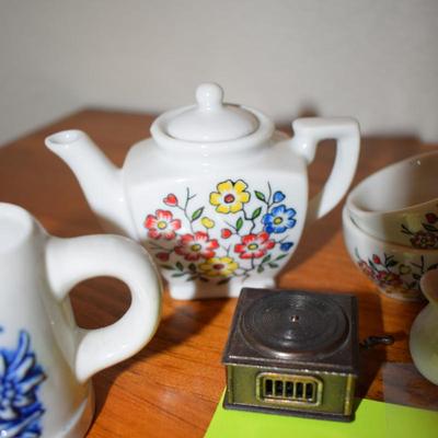 Lot of porcelain children's dishes.