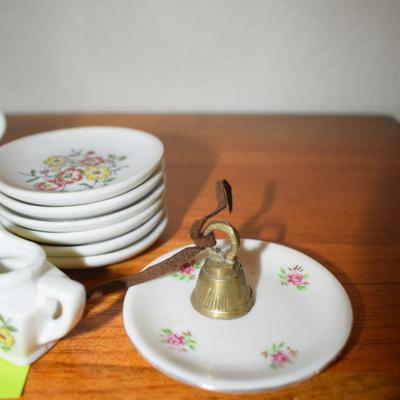 Lot of porcelain children's dishes.