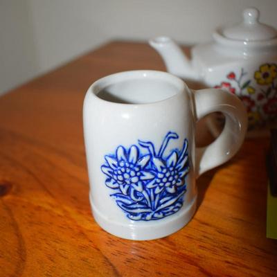 Lot of porcelain children's dishes.