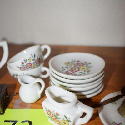 Lot of porcelain children's dishes.