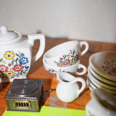 Lot of porcelain children's dishes.