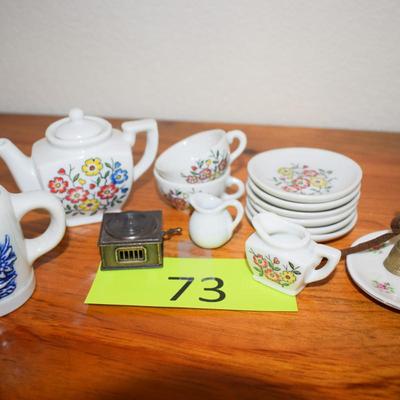 Lot of porcelain children's dishes.