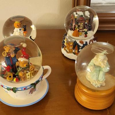 4 Musical Water Globes