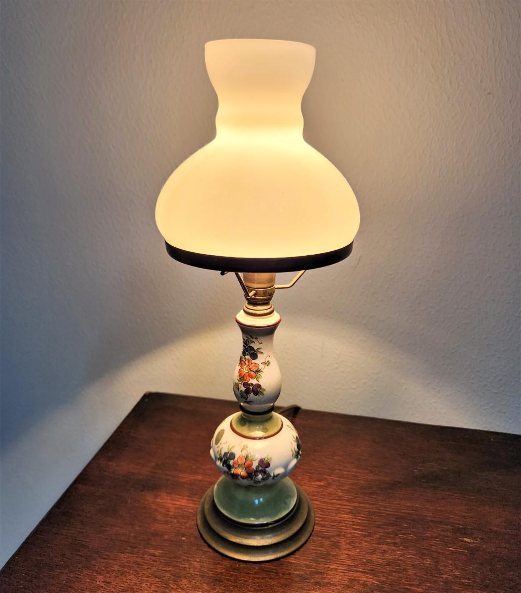 Uitstralen langzaam Stemmen Lot #67 Vintage Small Accent Lamp - Italy | EstateSales.org