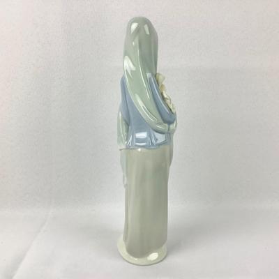 Lot 570 LLADRO, Porcelain Figurine, Girl with Calla Lillies