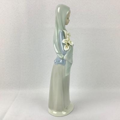 Lot 570 LLADRO, Porcelain Figurine, Girl with Calla Lillies