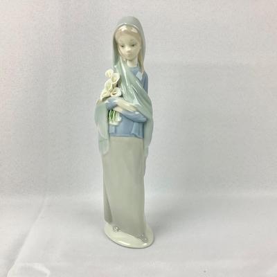 Lot 570 LLADRO, Porcelain Figurine, Girl with Calla Lillies