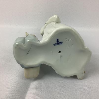 Lot 572 Vintage LLADRO, made in Spain, Porcelain Figurine, â€œ teaching to Pray â€œ