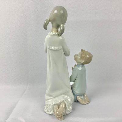 Lot 572 Vintage LLADRO, made in Spain, Porcelain Figurine, â€œ teaching to Pray â€œ
