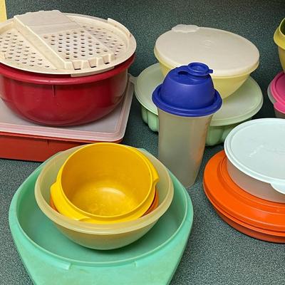 Tupperware Bowl Lot
