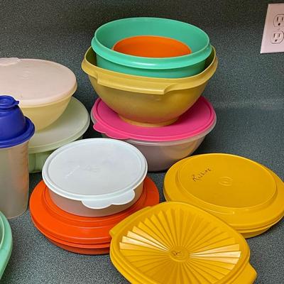 Tupperware Bowl Lot