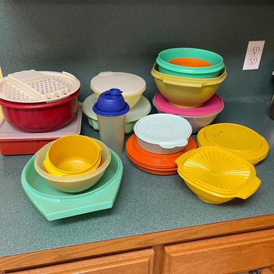 Tupperware Bowl Lot