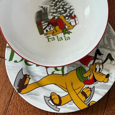 8 Piece Disney Set Mickey's Vintage Holiday Plates Matching Bowls
