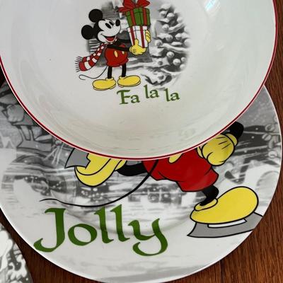 8 Piece Disney Set Mickey's Vintage Holiday Plates Matching Bowls