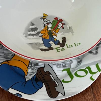 8 Piece Disney Set Mickey's Vintage Holiday Plates Matching Bowls