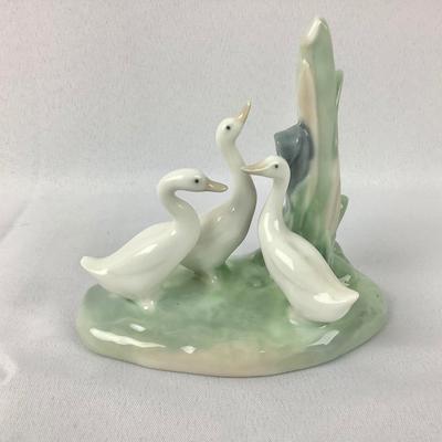 Lot 578 Vintage LLADRO, NAO, Porcelain Figurine, made in Spain, â€œ Geese on Pond â€œ
