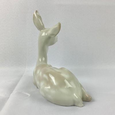 Lot 584 Vintage LLADRO Porcelain Sitting Deer, made in Spain