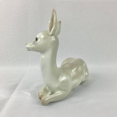 Lot 584 Vintage LLADRO Porcelain Sitting Deer, made in Spain