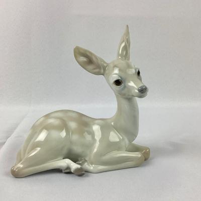 Lot 584 Vintage LLADRO Porcelain Sitting Deer, made in Spain