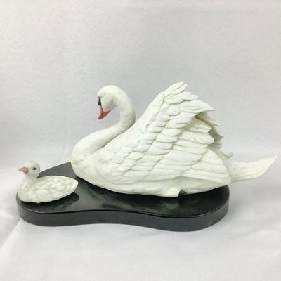 Lot 586 Masterpiece Porcelain by HOMCO, Graceful Reflections Swan 1995