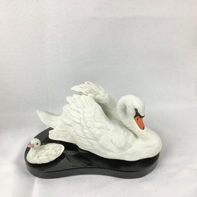 Lot 586 Masterpiece Porcelain by HOMCO, Graceful Reflections Swan 1995