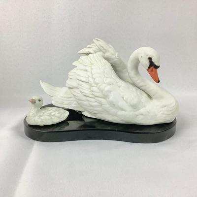 Lot 586 Masterpiece Porcelain by HOMCO, Graceful Reflections Swan 1995