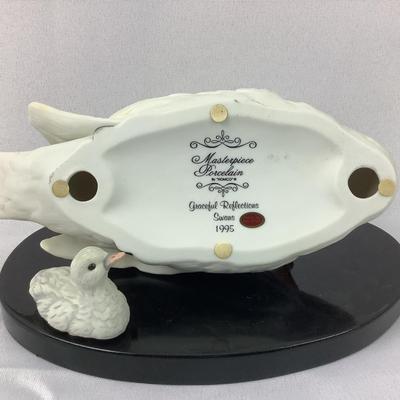 Lot 586 Masterpiece Porcelain by HOMCO, Graceful Reflections Swan 1995