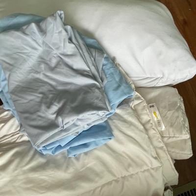 Full duvet insert and sheets, pillow