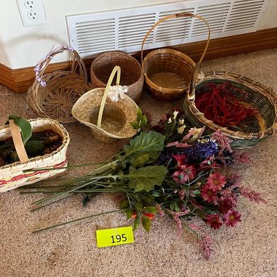 Lot of baskets & Decor