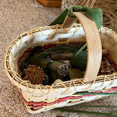 Lot of baskets & Decor