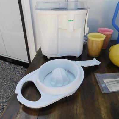 WHEN LIFE GIVES YOU LEMONS! MAKE LEMONADE! Salton Juicer, Rubbermaid pitcher, Vintage Cups and Peeler
