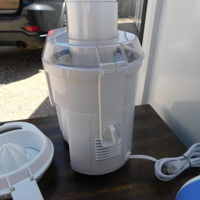 WHEN LIFE GIVES YOU LEMONS! MAKE LEMONADE! Salton Juicer, Rubbermaid pitcher, Vintage Cups and Peeler