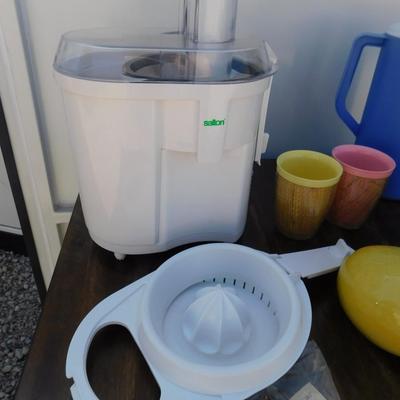 WHEN LIFE GIVES YOU LEMONS! MAKE LEMONADE! Salton Juicer, Rubbermaid pitcher, Vintage Cups and Peeler
