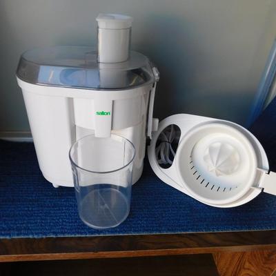 WHEN LIFE GIVES YOU LEMONS! MAKE LEMONADE! Salton Juicer, Rubbermaid pitcher, Vintage Cups and Peeler