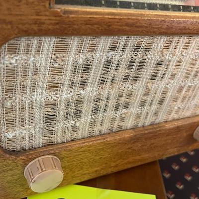 Vintage Farnsworth  table top radio