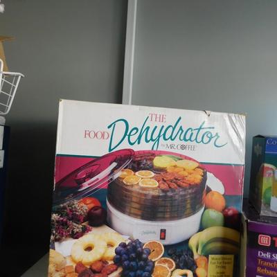 MR. COFFEE FOOD DEHYDRATOR, TOASTMASTER DELI SLICER, ZYLISS CHEESE GRATER, AND CORDLESS JUICER