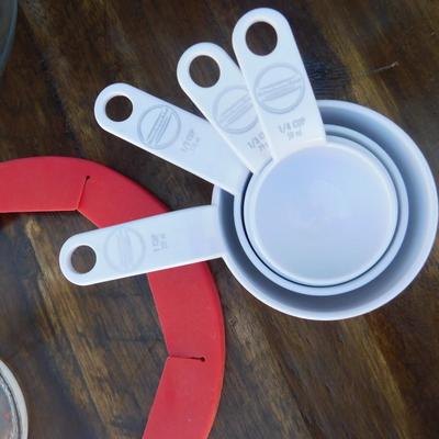 ðŸ˜ƒLARGE MIXING BOWL, SILICON PIE CRUST COVER, LIQUID MEASURING AND DRY CUPS, AND MORE