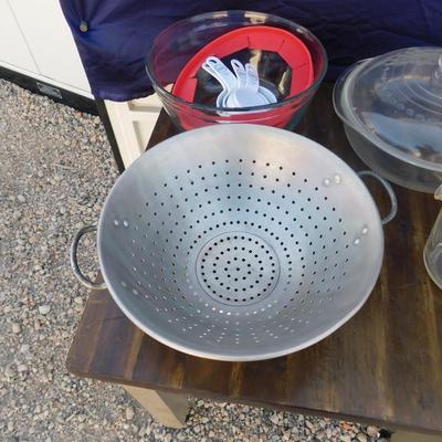 ðŸ˜ƒLARGE MIXING BOWL, SILICON PIE CRUST COVER, LIQUID MEASURING AND DRY CUPS, AND MORE