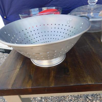 ðŸ˜ƒLARGE MIXING BOWL, SILICON PIE CRUST COVER, LIQUID MEASURING AND DRY CUPS, AND MORE