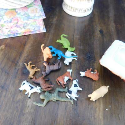 PRETTY LITTLE LOT OF GIRLY ITEMS, THAT INCLUDED THESE NICE VINTAGE FINDS