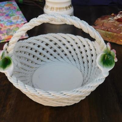 PRETTY LITTLE LOT OF GIRLY ITEMS, THAT INCLUDED THESE NICE VINTAGE FINDS