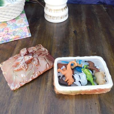 PRETTY LITTLE LOT OF GIRLY ITEMS, THAT INCLUDED THESE NICE VINTAGE FINDS