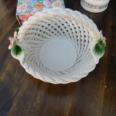 PRETTY LITTLE LOT OF GIRLY ITEMS, THAT INCLUDED THESE NICE VINTAGE FINDS