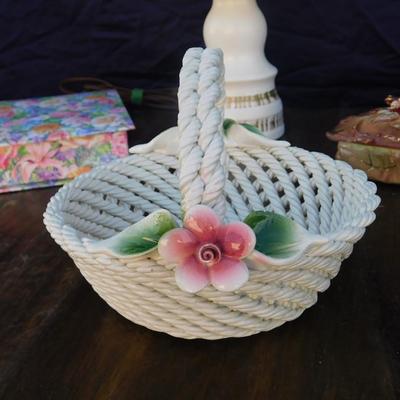 PRETTY LITTLE LOT OF GIRLY ITEMS, THAT INCLUDED THESE NICE VINTAGE FINDS