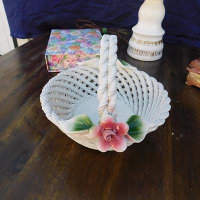 PRETTY LITTLE LOT OF GIRLY ITEMS, THAT INCLUDED THESE NICE VINTAGE FINDS