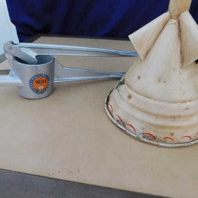 ANTIQUE CLOTHES WASHER AND JUICER