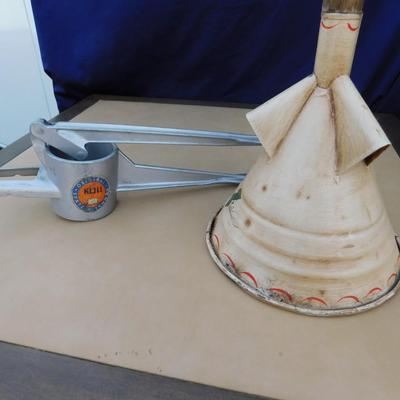 ANTIQUE CLOTHES WASHER AND JUICER