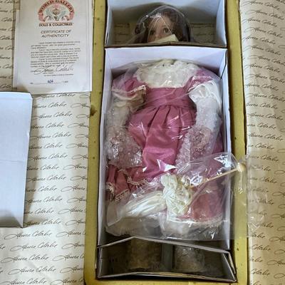World Gallery Doll, Laura