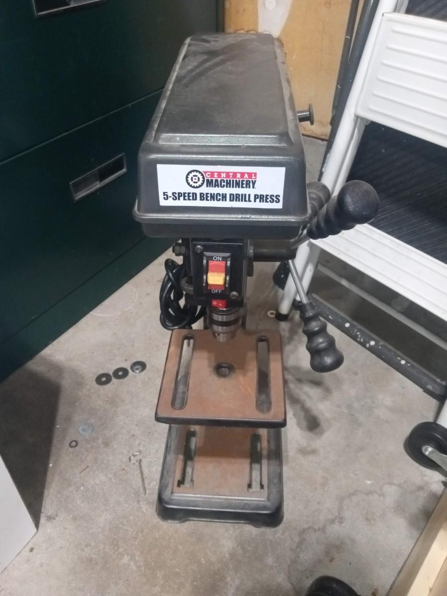CENTRAL MACHINERY 5SPEED BENCH DRILL PRESS AND MANY DRILL BITS